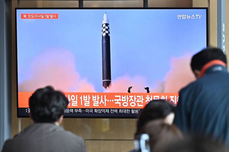 北韓昨日試射飛彈，官媒今日卻極罕見隻字未加以報導，明顯違反該國過往行事慣例，背後原因格外引人疑竇。（法新社）