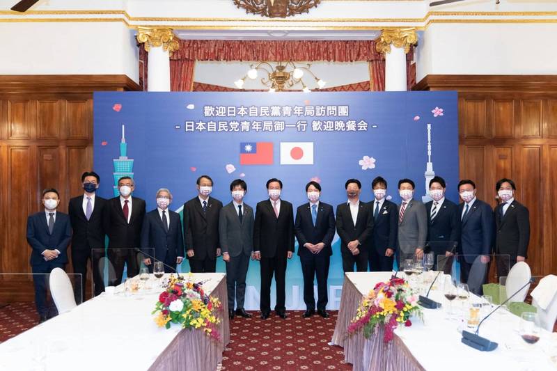 日本自民黨青年局局訪團抵台訪問。圖為外交部5月3日設宴款待相關人員並合影。（外交部提供）