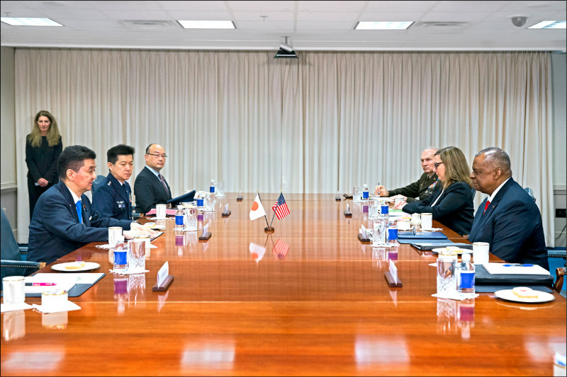 美國國防部長奧斯汀四日在五角大廈與日本防衛大臣岸信夫舉行會談，兩人關切中俄對國際秩序構成挑戰。（歐新社）