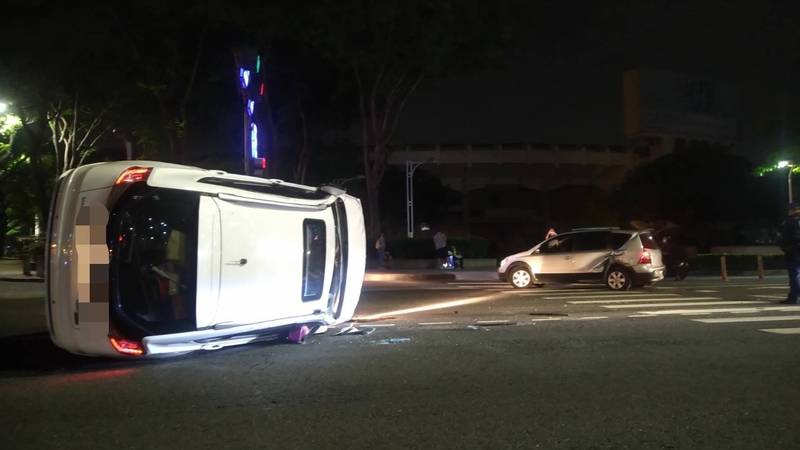 陳男駕駛的白色汽車擦撞前車當場翻轉後側立。（讀者提供）