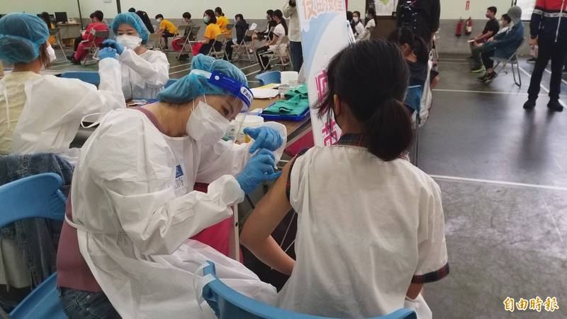 新竹縣校園集中接種莫德納疫苗今（6日）開打，教育局統計，全縣共有3萬6000多名學童，目前回收9600多件問卷，願意接種的比例約24%。 （記者廖雪茹攝）