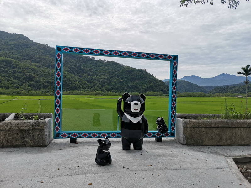 玉山國家公園管理處在南安遊客中心增設1大2小的黑熊意象，深受遊客喜愛。（圖由玉管處提供）