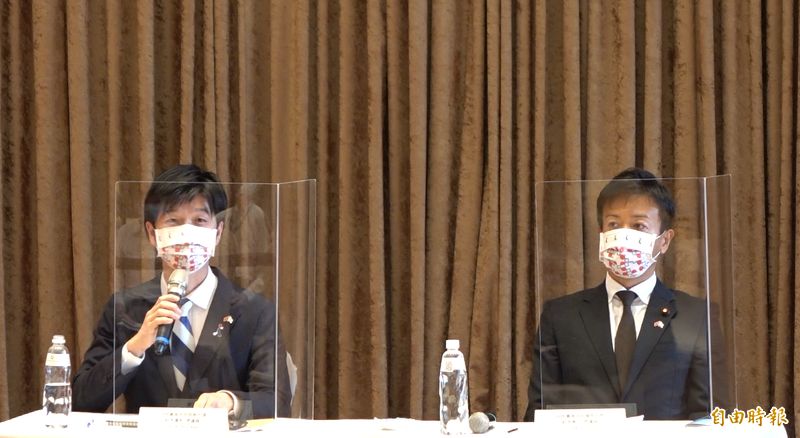 日本自民黨青年局訪台團」6日舉行小型媒體見面會，訪團自民黨青年局局長代理鈴木憲和（左）、青年局國際部長鈴木隼人（右）兩位眾議員出席。（記者廖振輝攝）