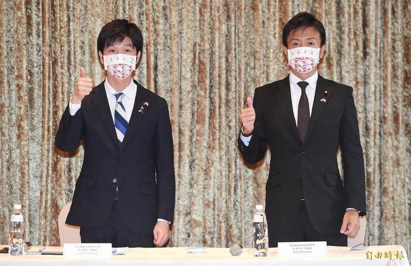 日本自民黨青年局訪台團6日舉行小型媒體見面會，訪團自民黨青年局局長代理鈴木憲和（左）、青年局國際部長鈴木隼人（右）兩位眾議員出席。（記者廖振輝攝）