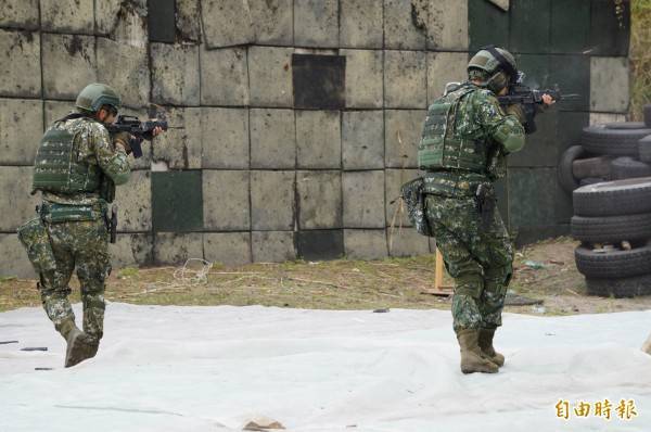 特戰官兵在麗陽營區進行各項戰術射擊訓練。（資料照）