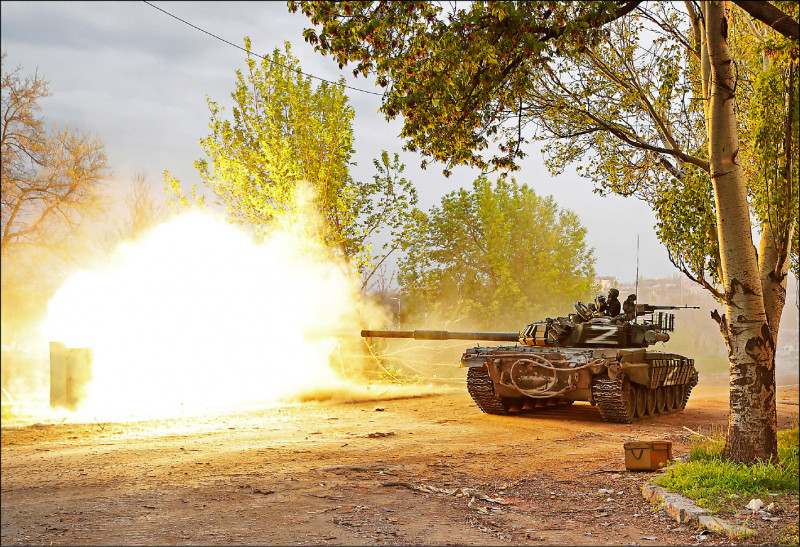 五日在马立波乌军最后据点亚速钢铁厂附近，亲俄民兵的坦克开砲射击。（路透）(photo:LTN)
