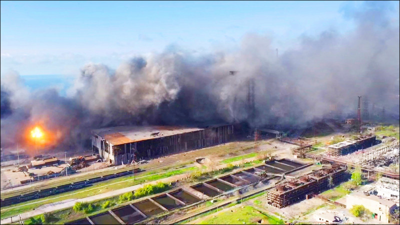 五日亚速钢铁厂的空拍图，显示厂内遭砲击，窜出浓烟和火光。（路透）(photo:LTN)