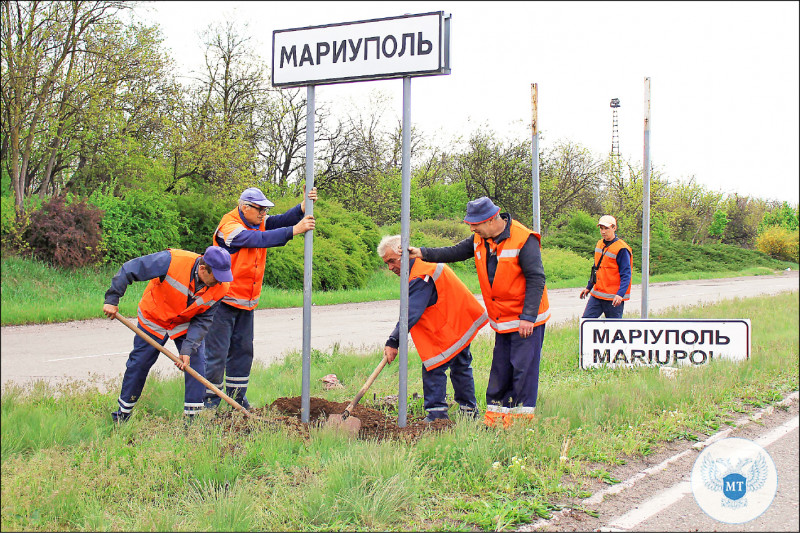 马立波市的工作人员将市外一个乌克兰文路标换成俄文路标。（法新社）(photo:LTN)