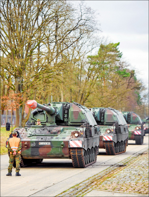 德国将援助乌克兰七辆PzH2000自走砲。图为该型火砲二月在北德明斯特（Munster）兴登堡营内行驶。（法新社档案照）(photo:LTN)