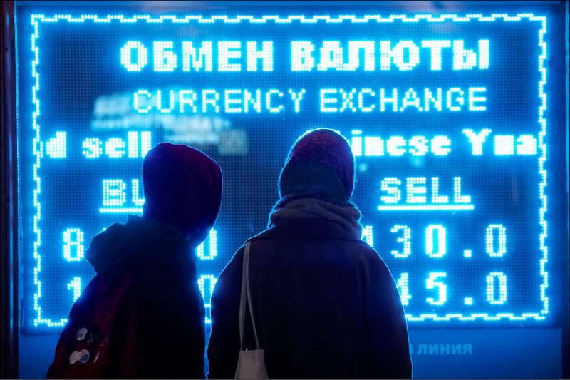 三月一日在俄罗斯圣彼得堡一处货币兑换显示的汇价。（美联社档案照）(photo:LTN)