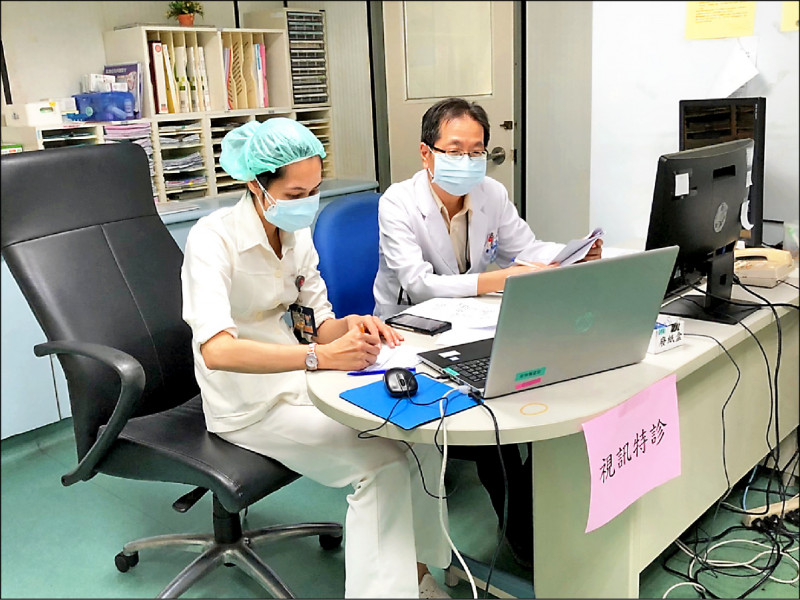 衛福部嘉義醫院開設「COVID-19口服病毒藥物特別門診」進行遠距醫療服務。（嘉義醫院提供）