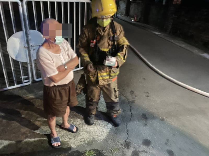 旗山醫院宿舍起火，消防員協助居民疏散。（讀者提供）