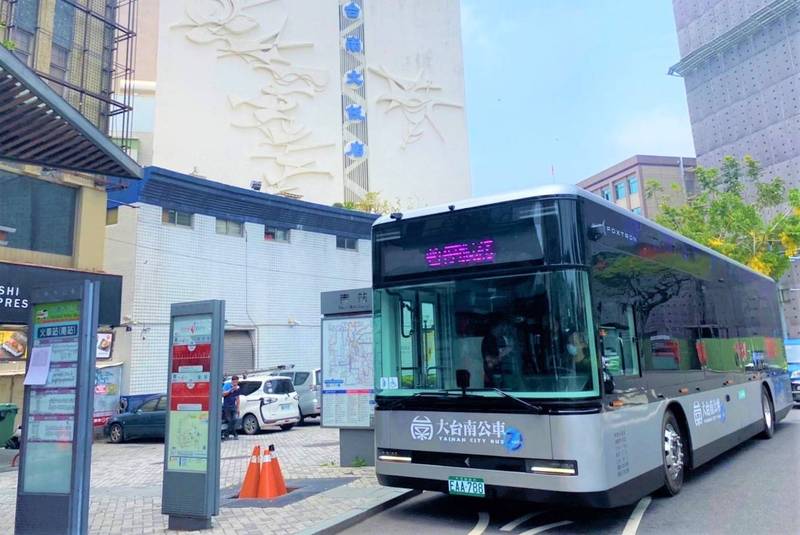 府城客運引進Model T，目前在市區路線進行測試，站點有台南火車站。（交通局提供）