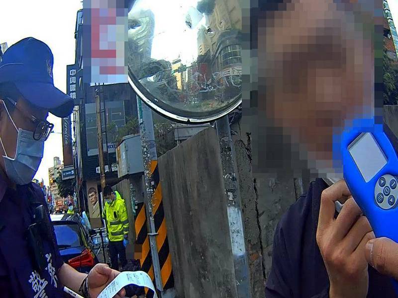 警方對陳姓男子（右）實施酒測，發現他涉嫌酒後騎車。（警方提供）
