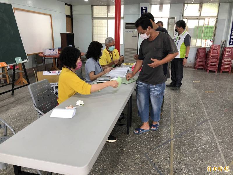 民進黨內埔及萬丹鄉長提名黨員進行投票。（記者葉永騫攝）