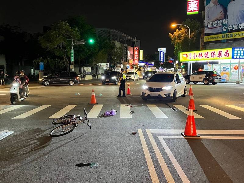 台中市東區十甲東路、樂業路口晚間發生汽車與自行車碰撞車禍。（民眾提供）