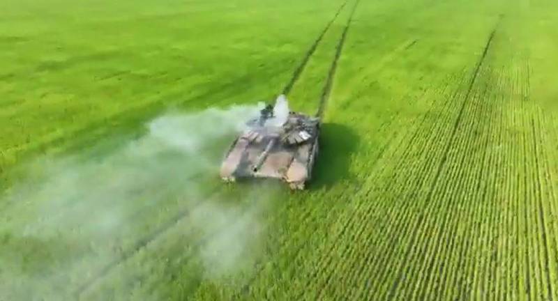冒烟的战车搭配绿油油的草地背景不显得突兀，反而让网友直唿「好有诗意的画面」。（图取自推特）(photo:LTN)