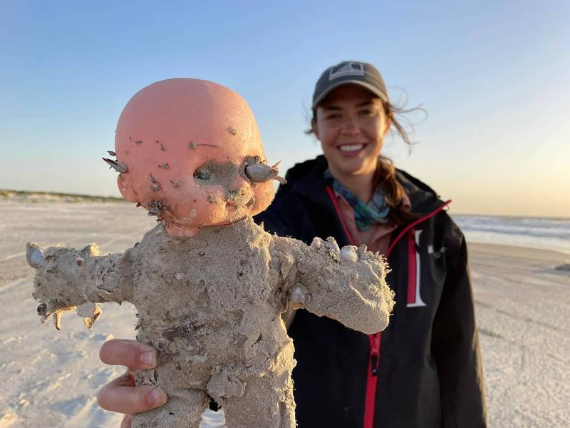 美國德州海岸保護組織在海灘上陸續撿到30個娃娃，看起來相當令人毛骨悚然。（圖擷自Mission-Aransas Reserve臉書）