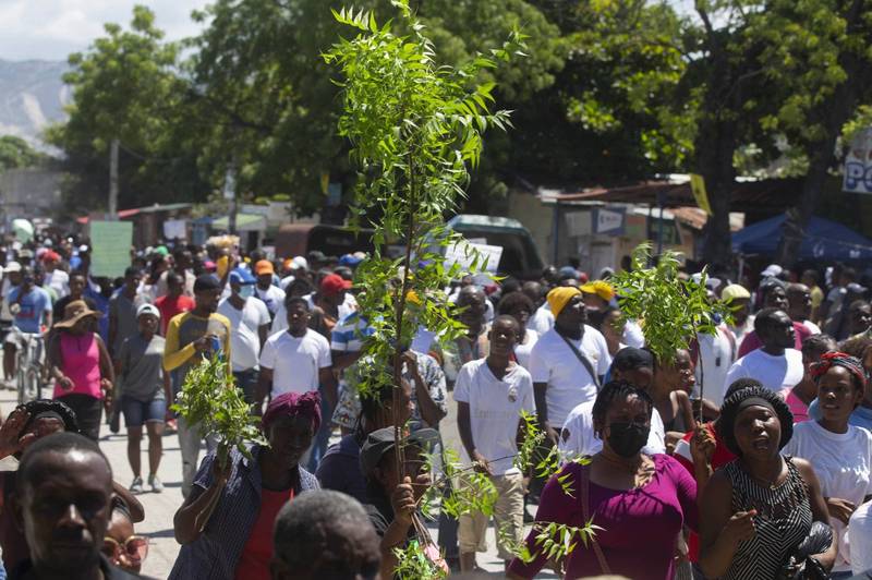 海地太子港幫派為搶地盤爆發激烈槍戰，已造成至少75人喪命，不滿方民眾走上街頭示威抗議，要求和平與安全。（美聯社照片）