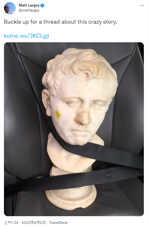 一名古董交易家在德州一間二手店用千元買了一個雕像（見圖），沒想到竟是古羅馬的雕像。（截取自twitter）