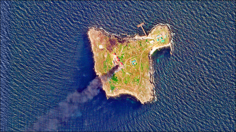 「行星实验室」（Planet Labs PBC）卫星影像显示，6日俄军在「蛇岛」上阵地遭乌军攻击后冒出浓烟。（美联社）(photo:LTN)