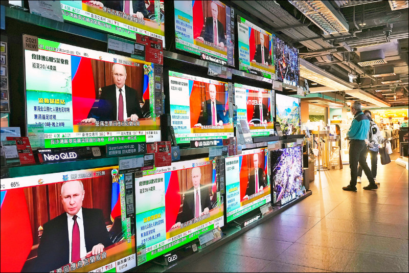 尽管北京当局反对制裁俄罗斯，但多家中国科技巨擘已悄悄暂停在俄罗斯的业务。图为2月24日香港某商场内的电视墙播放俄罗斯攻打乌克兰的新闻。（美联社）(photo:LTN)