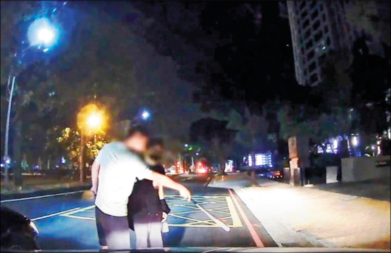 「球棒隊」橫行讓市民畏懼，圖為去年轟動台灣的瑪莎拉蒂三煞首惡張敦量，持鋁棒威嚇大學生的畫面。（記者張瑞楨翻攝）
