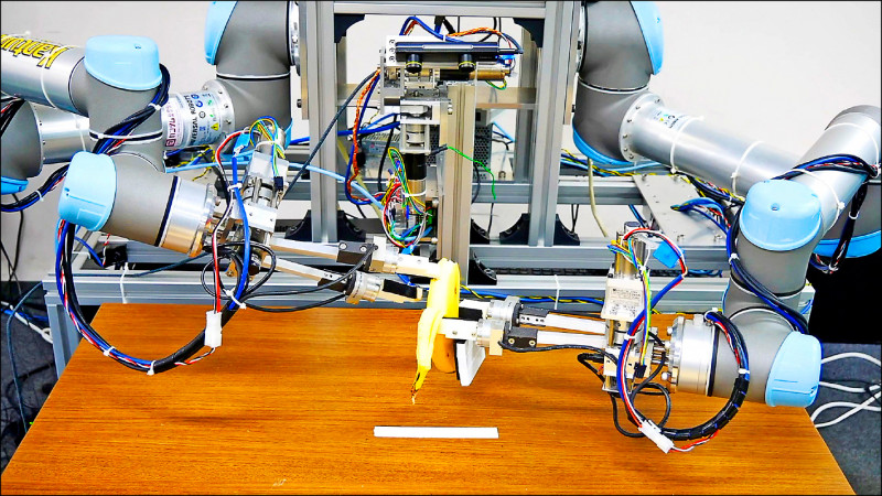 日本東京大學的研究人員展示雙臂機器人如何剝掉香蕉皮。（路透）