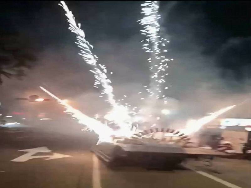 彰化市昨晚陣頭遶境，1輛小貨車施放高空煙火，造型如多管火箭彈煙火狂炸，現場轟炸聲有如置身戰場般。（圖由警方提供）