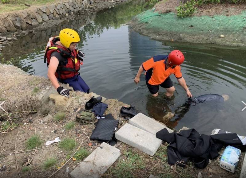 消防人員到台南安平運河水域打撈男浮屍。（民眾提供）