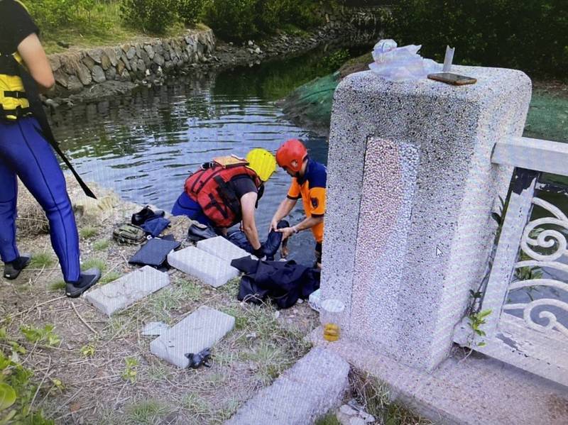 消防人員到台南安平運河水域打撈男浮屍。（民眾提供）