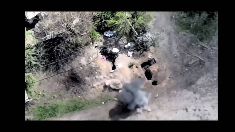 烏軍出動「彈簧刀」無人機，摧毀俄軍步兵防禦工事。（YouTube影片擷圖）