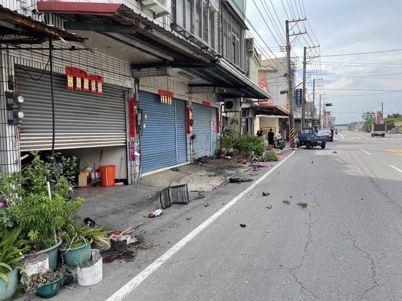 屏東竹田自小客連環撞，3人送醫現場一片狼藉。（警方提供）