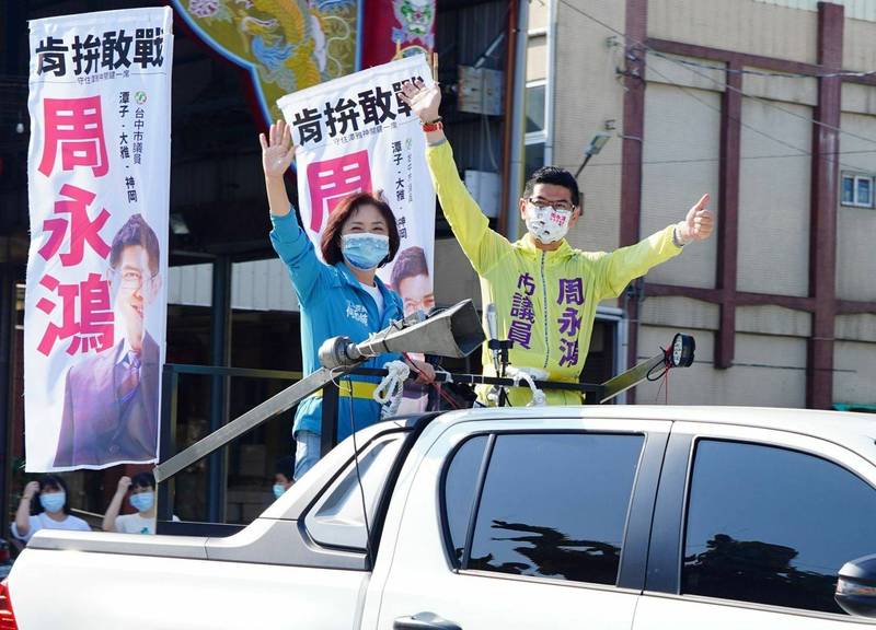 何欣純（佐）近日台中走透透，幫參與初選的市議員參選人輔選，手臂不知不覺都曬傷了。（記者陳建志翻攝）