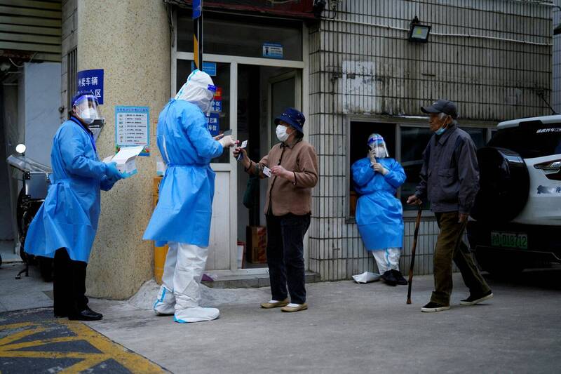 上海居民排隊進行核酸檢測。（路透）