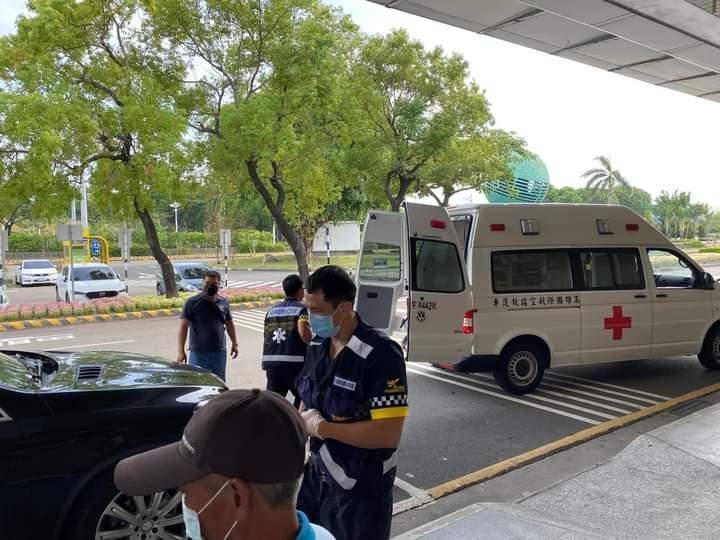 凌天航空機場搶救人命，等待救護車前來接手送醫。（凌天航空提供）