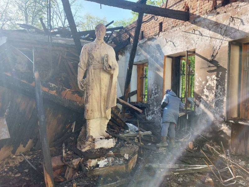 僅管遭遇俄軍砲襲，哈爾科夫市內一尊緬懷哲學家史高伏羅達的雕像，卻完好無損，只是略微褪色而已。（圖擷取自@AlexKhrebet推特）