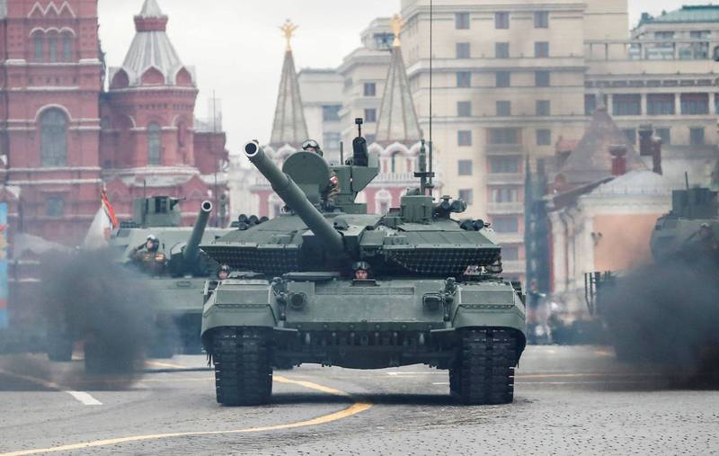 俄羅斯新型戰車T-90M，在烏克蘭前線被擊毀。（路透）