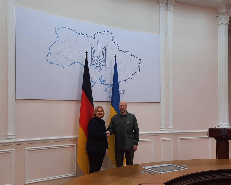 德國聯邦議院議長巴斯（左）與烏克蘭總理什米加爾（右）會面。（圖擷取自德國聯邦議院禮賓長布里薩推特）