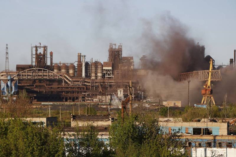 乌克兰马立波亚速钢铁厂（Azovstal）成为守军最后堡垒，数週来承受俄军勐攻，图为7日现场画面，厂区冒出阵阵浓烟。（美联社）(photo:LTN)