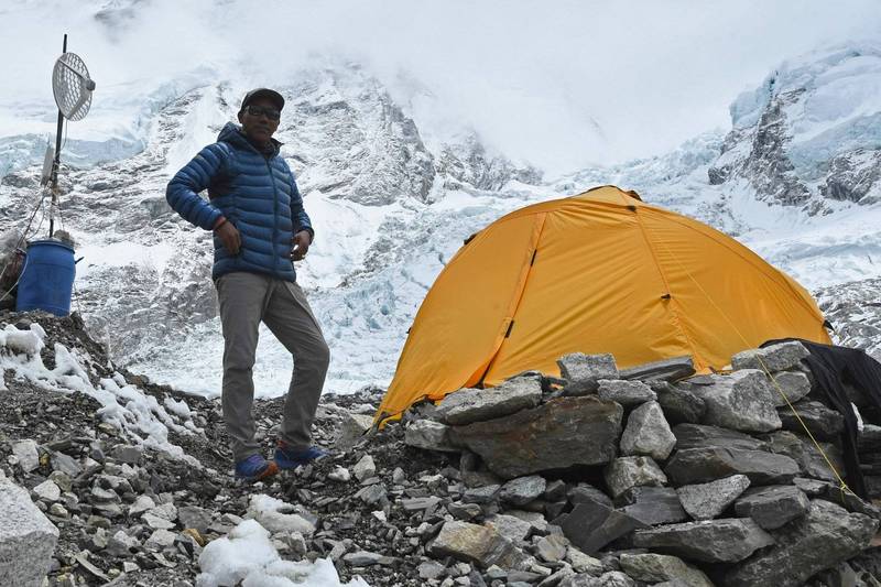 尼泊爾52歲雪巴人瑞塔再度創下聖母峰（珠穆朗瑪峰）登頂新紀錄，圖為去年在聖母峰大本營所拍。（法新社）