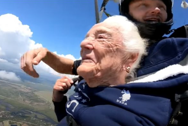美國百歲嬤蘇利文近日挑戰高空跳傘來慶祝自己的100歲生日。（圖翻攝自推特）