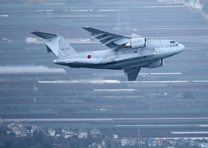 日本航空自衛隊運輸機C-2，經中停阿聯裝載援烏物資後，第一批已在3日抵達波蘭，該任務預計每週一次持續到6月底。C-2運輸機示意圖。（路透）