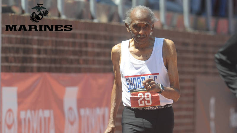 美國二戰百歲老兵賴特（Lester Wright），以26.34秒的成績跑完100公尺。（圗擷自@pennrelays推特）