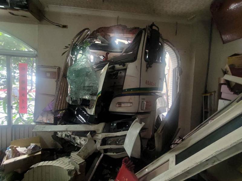彰化縣鹿港鎮鹿草路發生貨櫃車撞進民宅意外，車頭嚴重變形，鐵窗被撞到扭曲。（民眾提供）