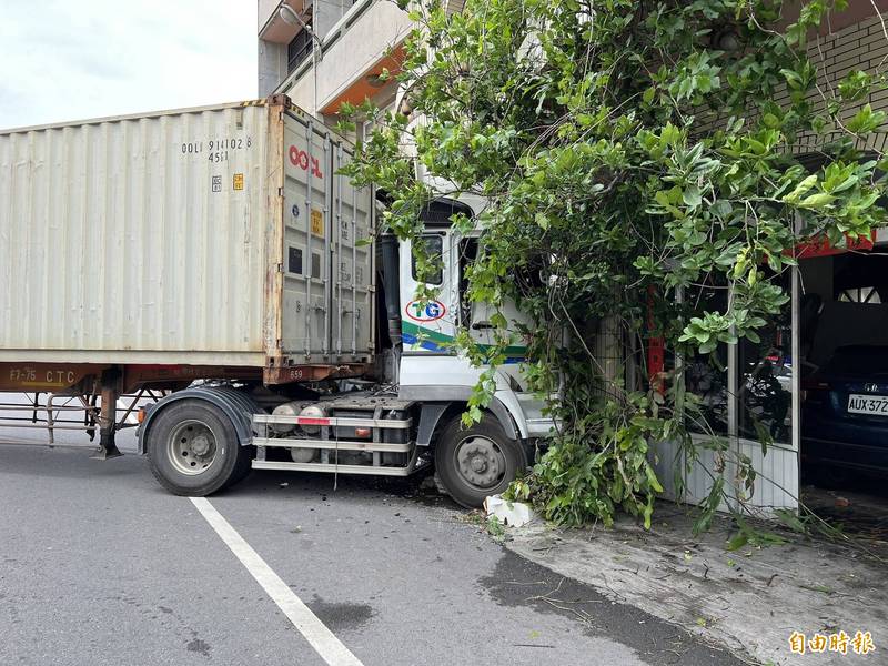 彰化縣鹿港鎮鹿草路發生貨櫃車撞進民宅意外，把民宅撞破一個大洞。（記者劉曉欣攝）