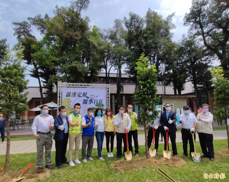 山上花園水道博物館啟用迄今1世紀，台南市政府與自來水公司合力種下22株羅漢松，要再創百年風華。（記者吳俊鋒攝）