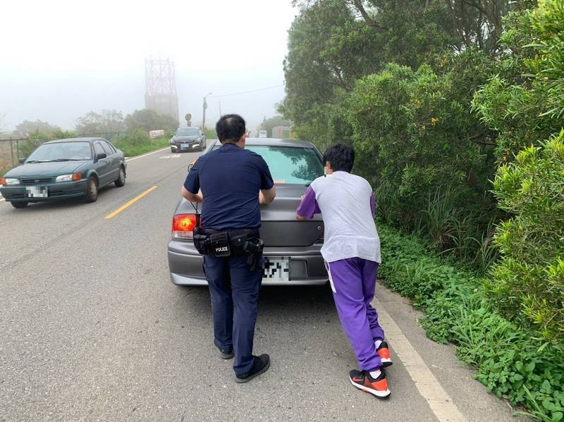 王姓母子開車同遊乳姑山看夜景半路沒油，暖警移車、買油助脫困。（記者李容萍翻攝）