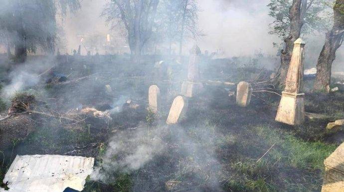 俄軍炮擊烏克蘭猶太人公墓。（翻攝自Oleksandr Tkachenko臉書）
