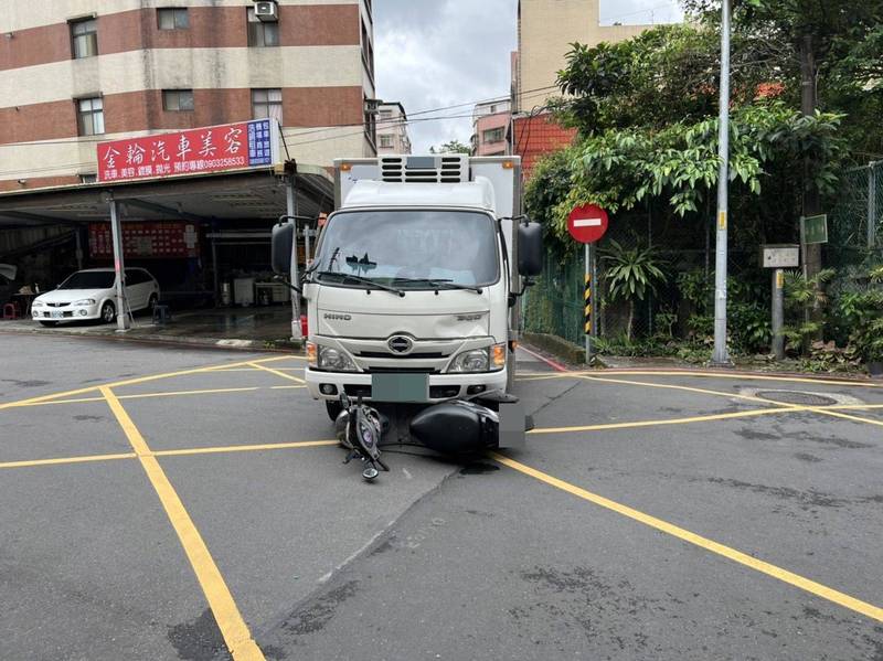 小貨車與機車發生碰撞，機車直接卡在貨車車頭下方。（記者吳昇儒翻攝）